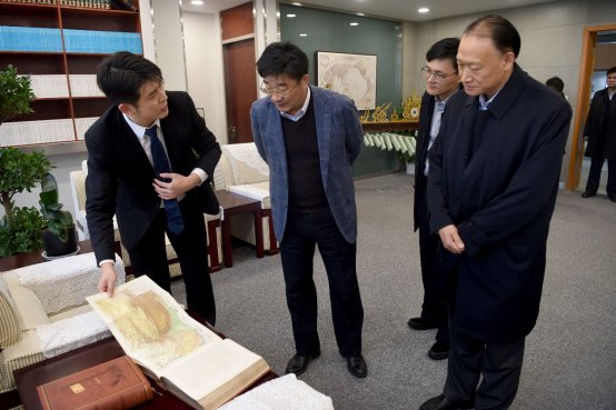 C:\Users\dell\Desktop\2018.12.20校长刘伟 高等教育司长来访\刘伟校长视察巨乳熟女
\刘伟校长参观巨乳熟女
珍品图书.jpg